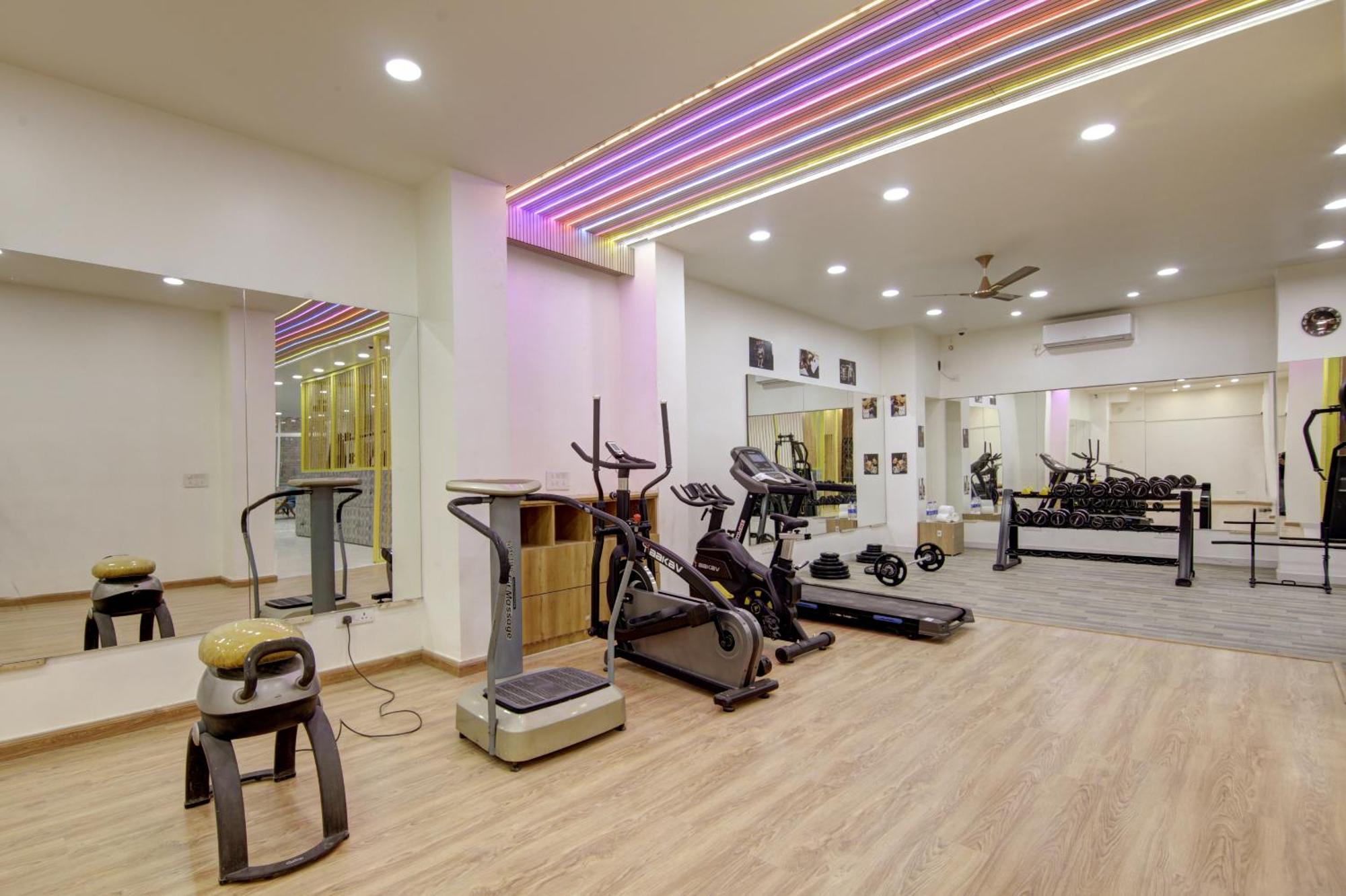 الشقق الفندقية غورغاونفي  Anandam Club House المظهر الخارجي الصورة